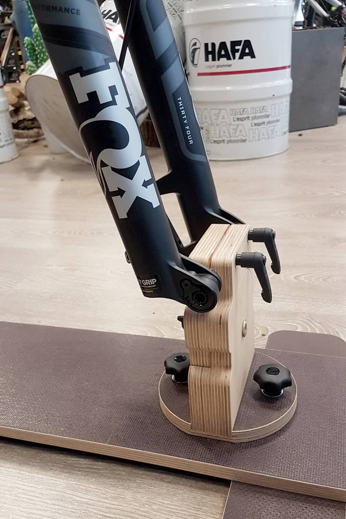 Vélo fixé sur le support de fourche orientable et inclinable