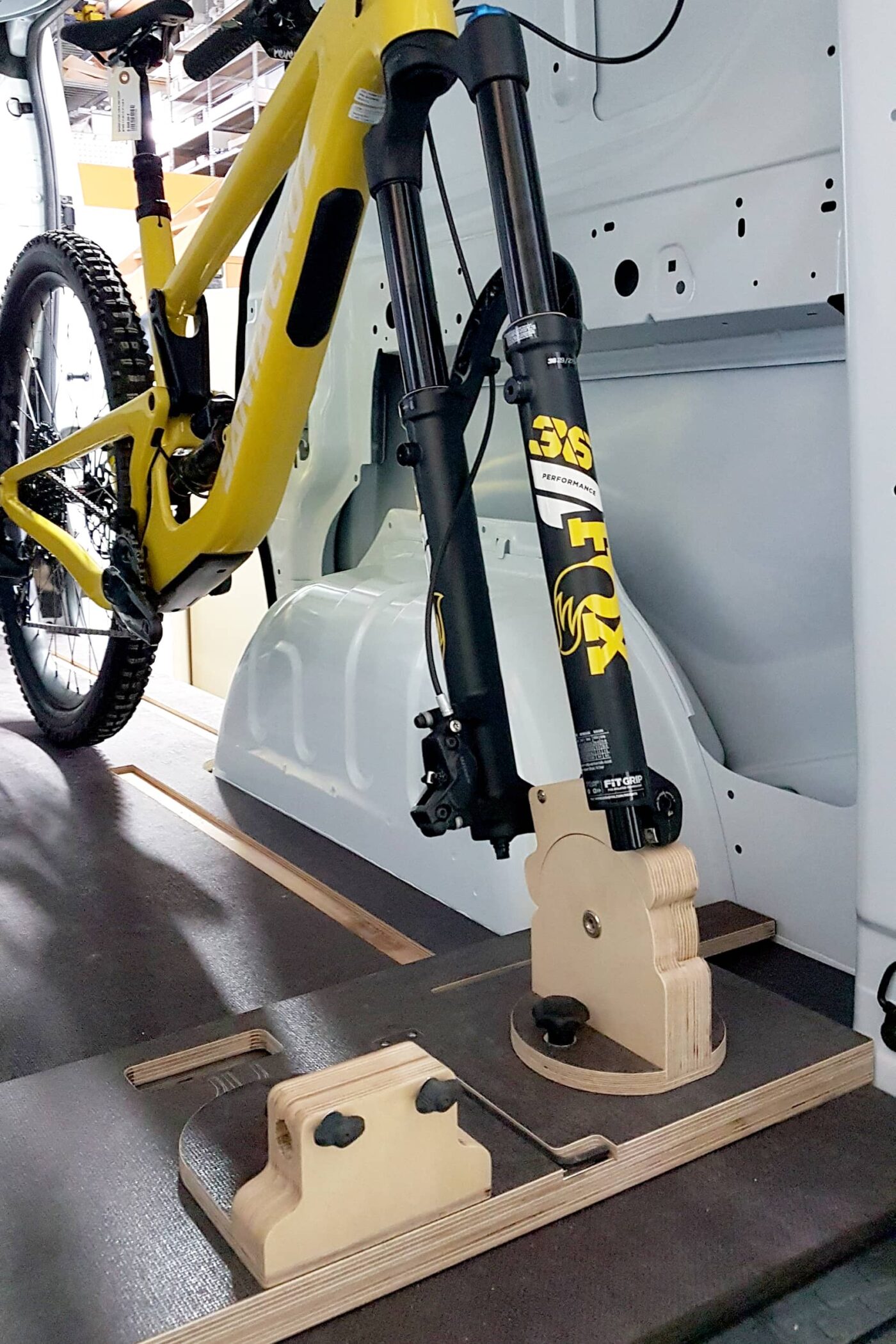 Portevélo intérieur de véhicule, Tidy système innovant by JV Agencement