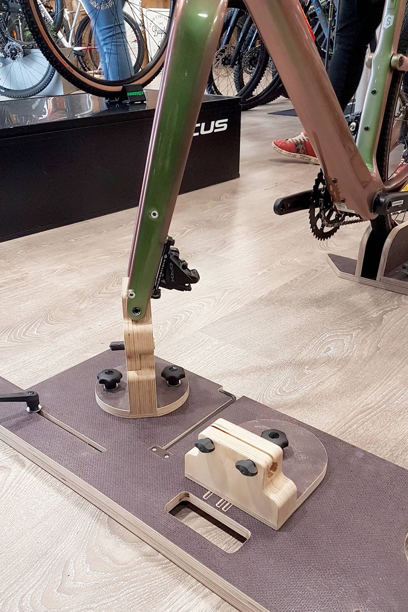 Support de fourche orientable et inclinable du porte-vélo intérieur de véhicule TIDY