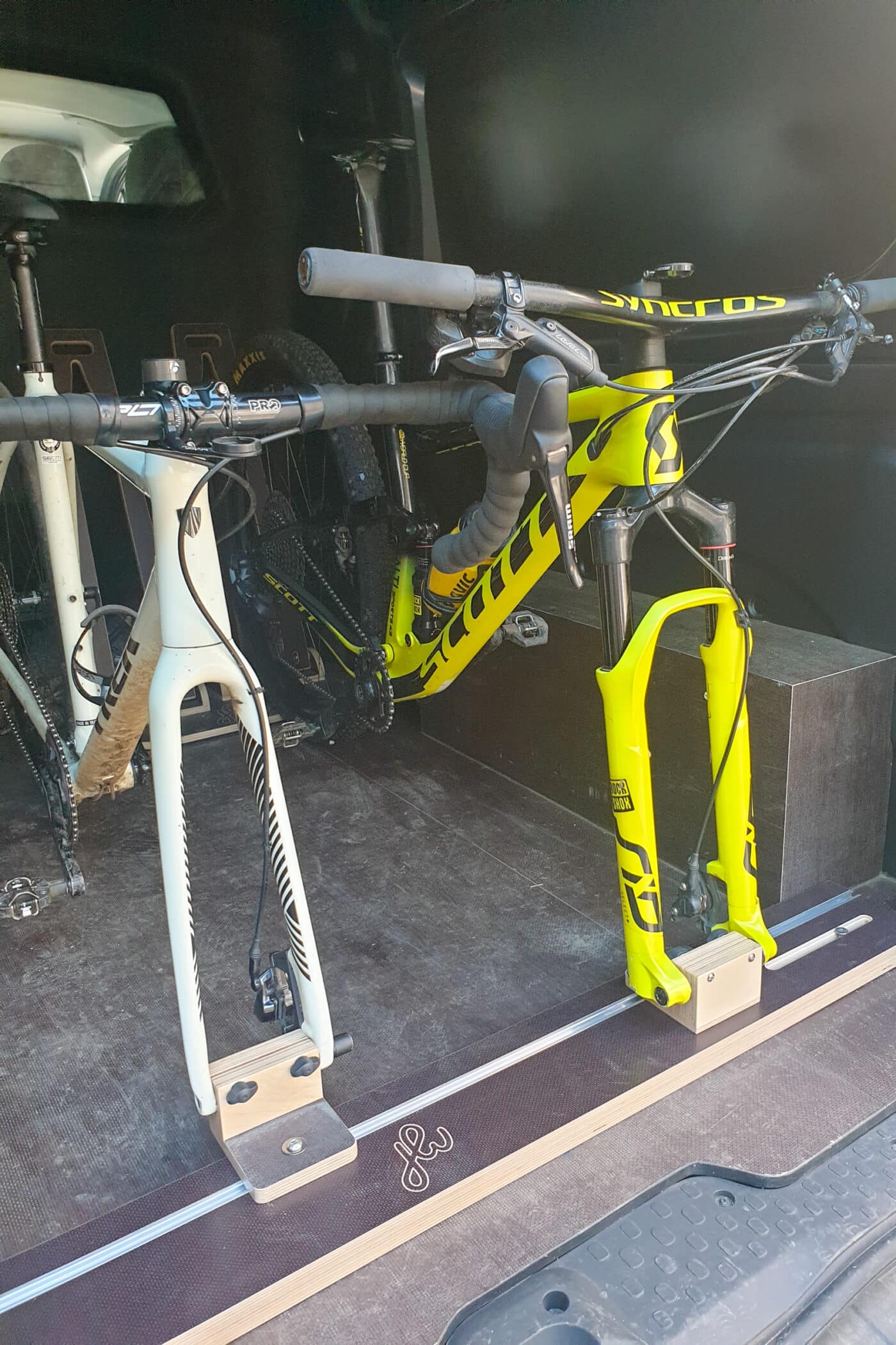 Deux vélos côte à côte avec la gamme éco